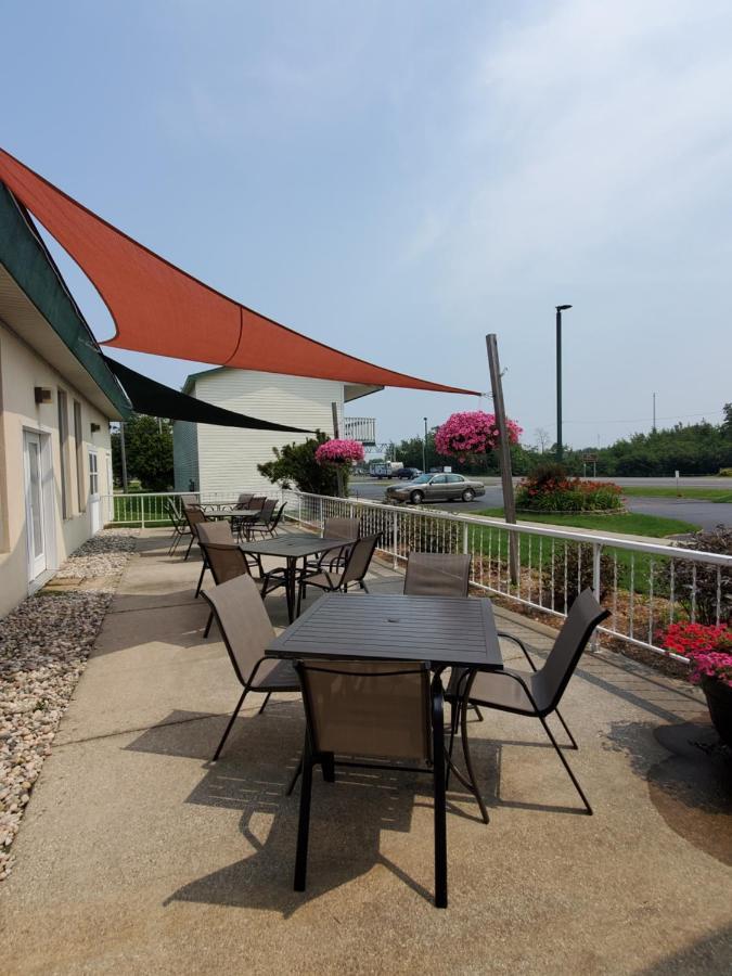 Voyager Inn Saint Ignace Exterior photo