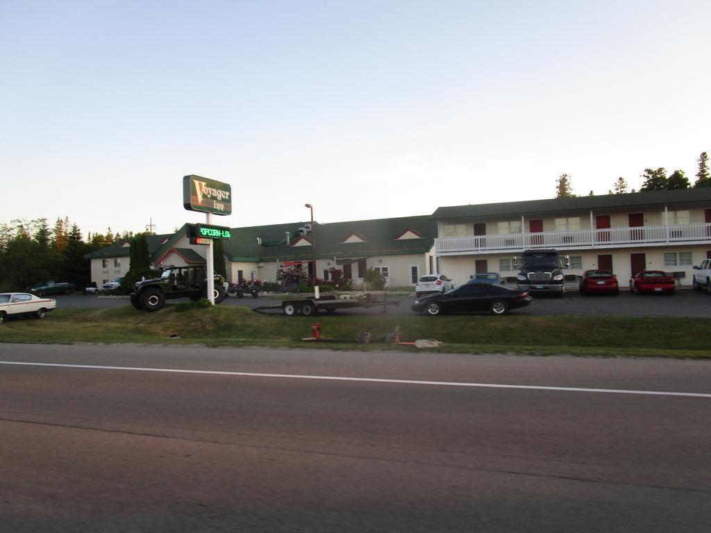 Voyager Inn Saint Ignace Exterior photo