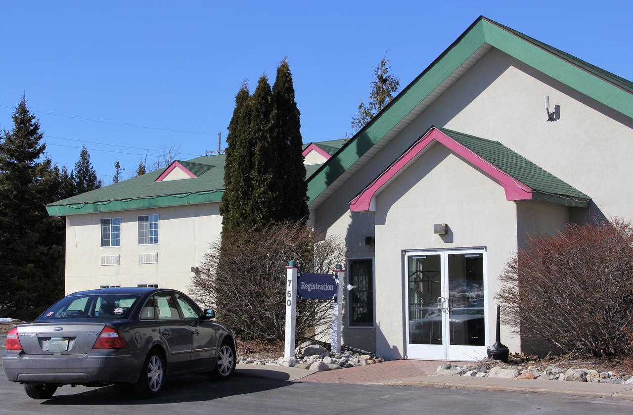 Voyager Inn Saint Ignace Exterior photo