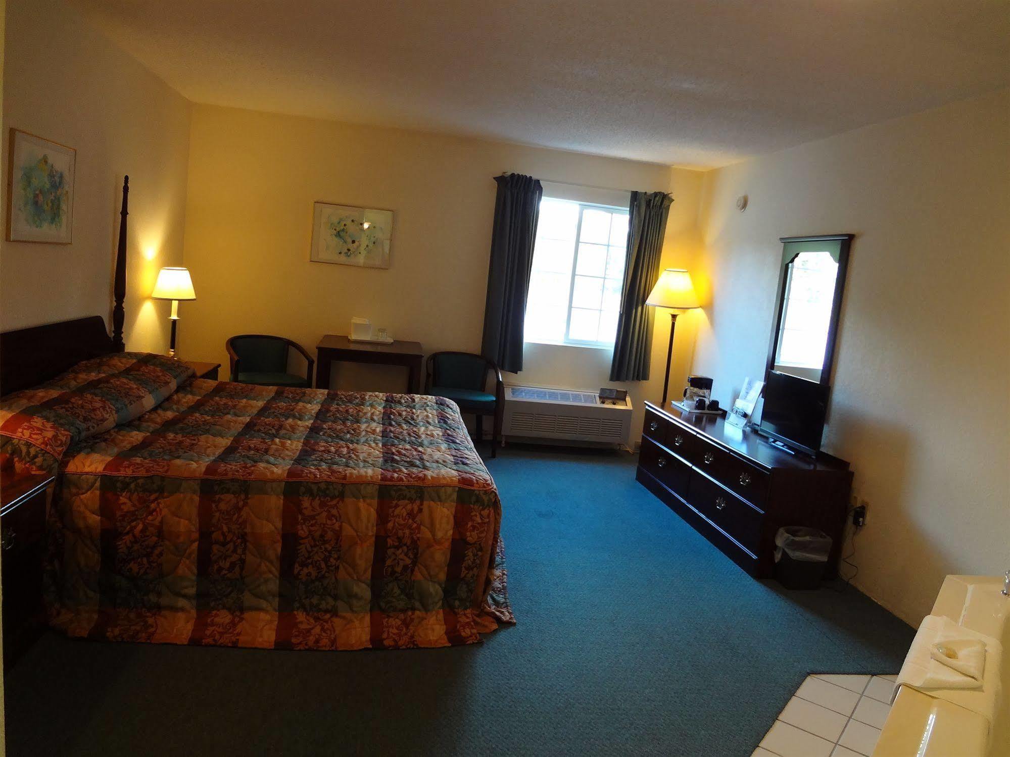 Voyager Inn Saint Ignace Exterior photo