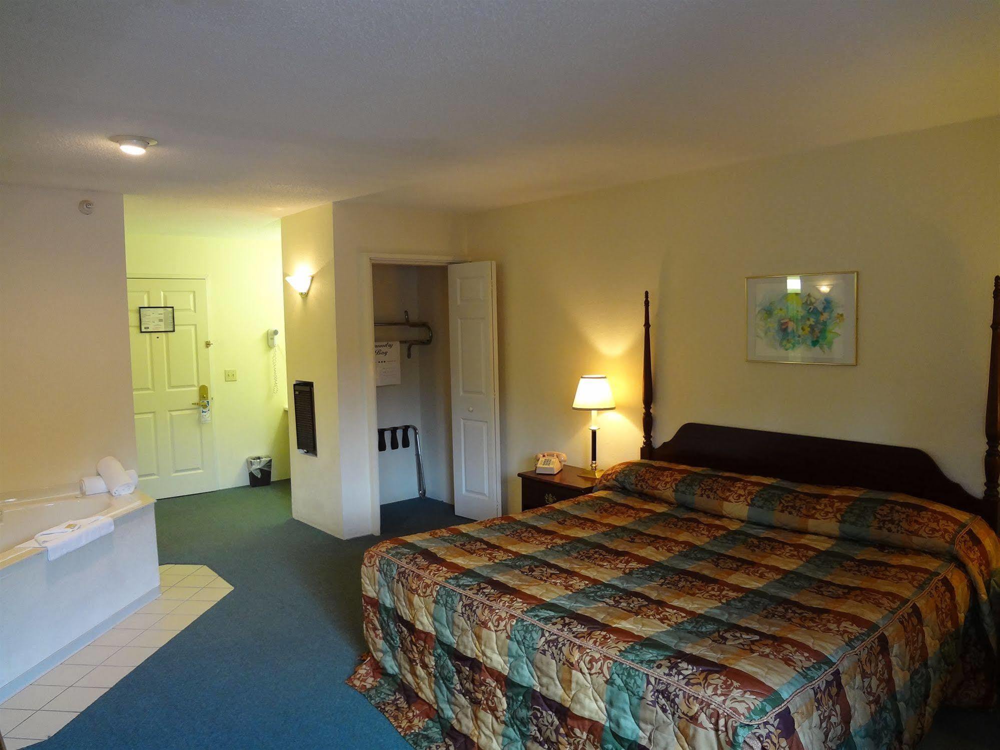 Voyager Inn Saint Ignace Exterior photo