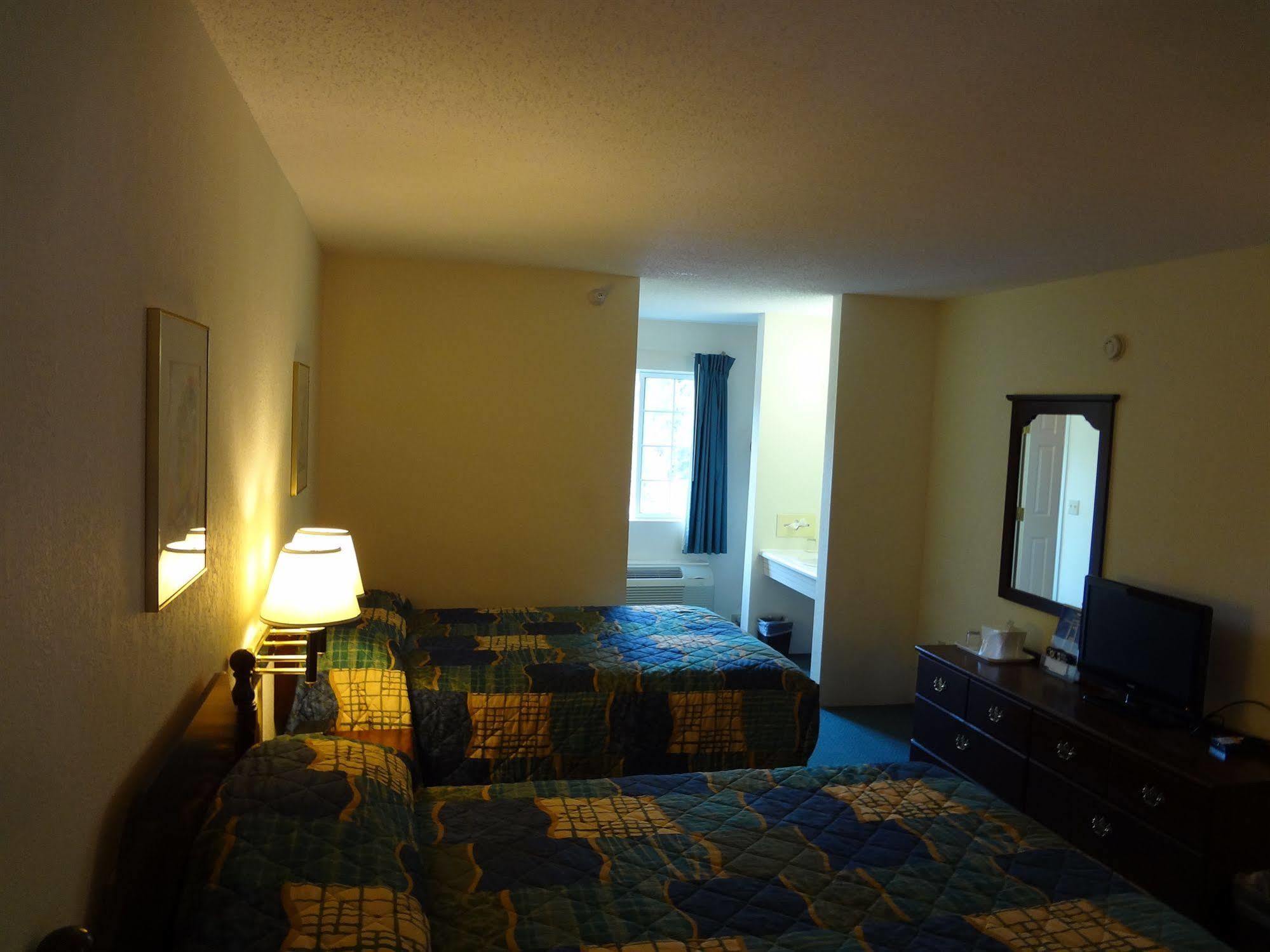 Voyager Inn Saint Ignace Exterior photo
